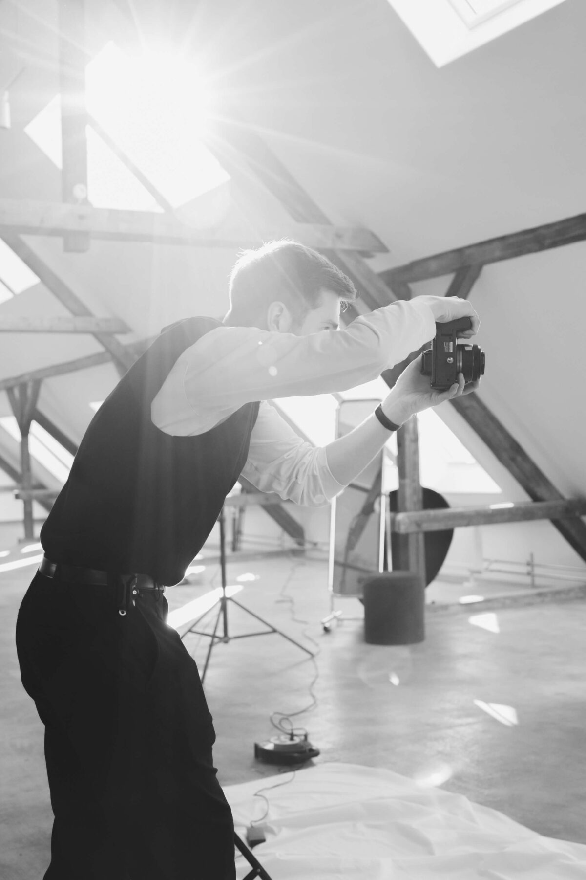 Hochzeitsfotograf Leipzig bei der Arbeit im Tageslichtstudio