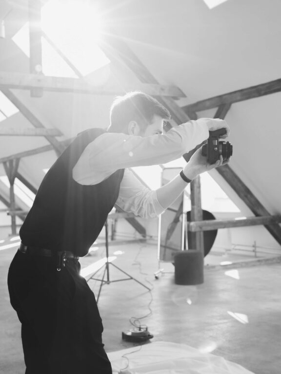 Hochzeitsfotograf Leipzig bei der Arbeit im Tageslichtstudio
