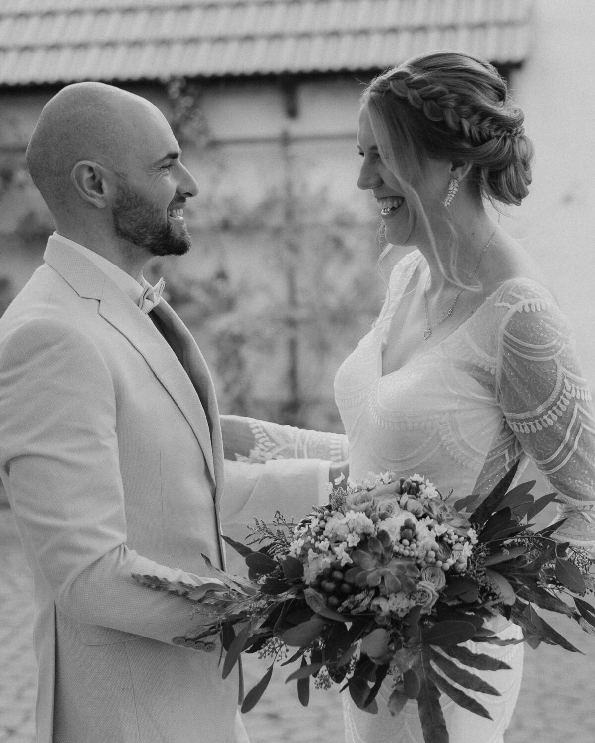 Emotionaler First Look des Brautpaars bei Hochzeit