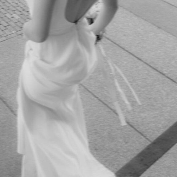 Aufnahme vom fließenden Brautkleid