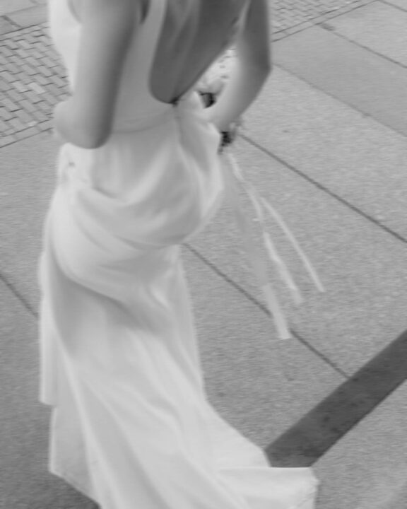 Aufnahme vom fließenden Brautkleid