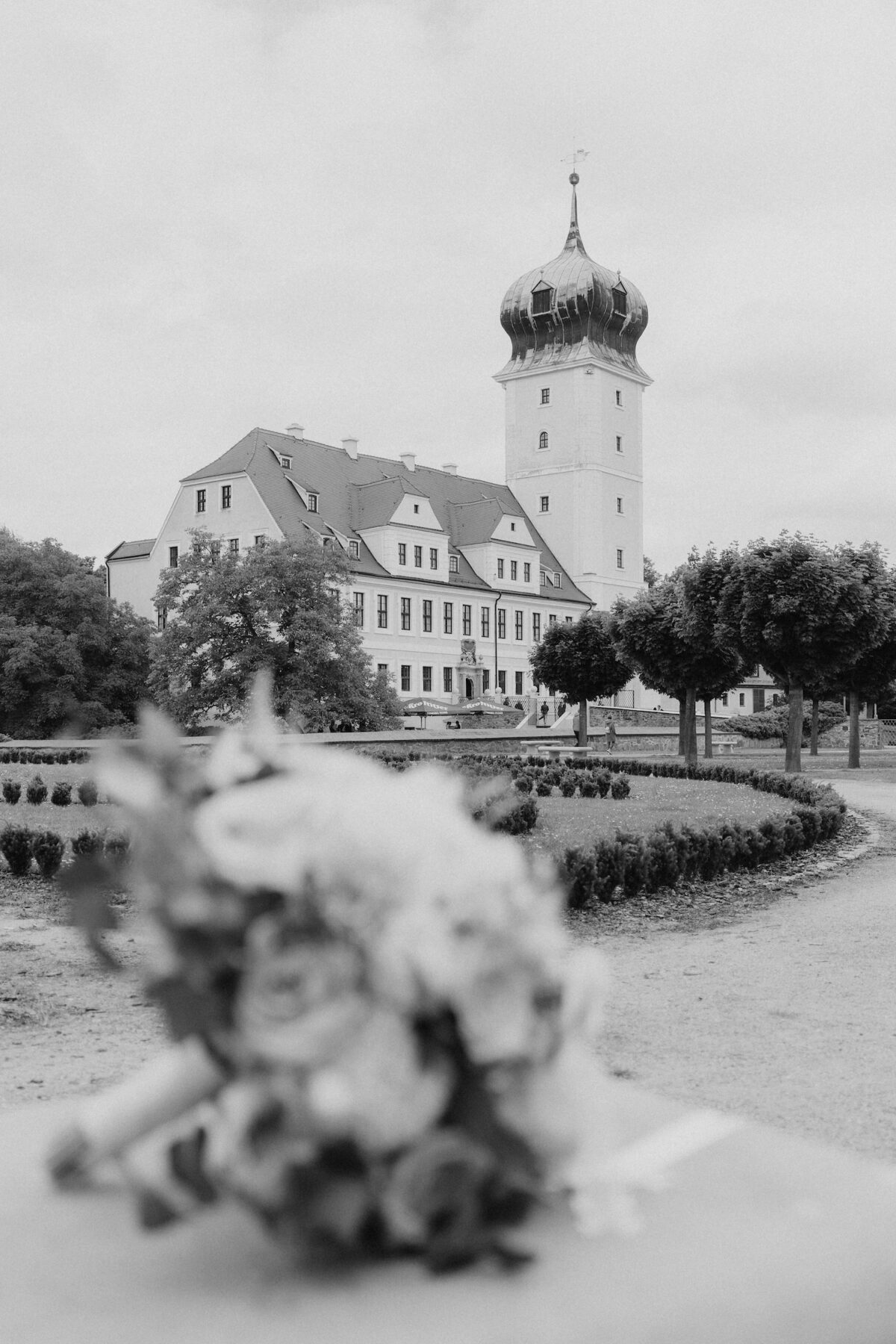 Romantische Hochzeitslocation bei Leipzig mit Schloss und Blumen im Vordergrund