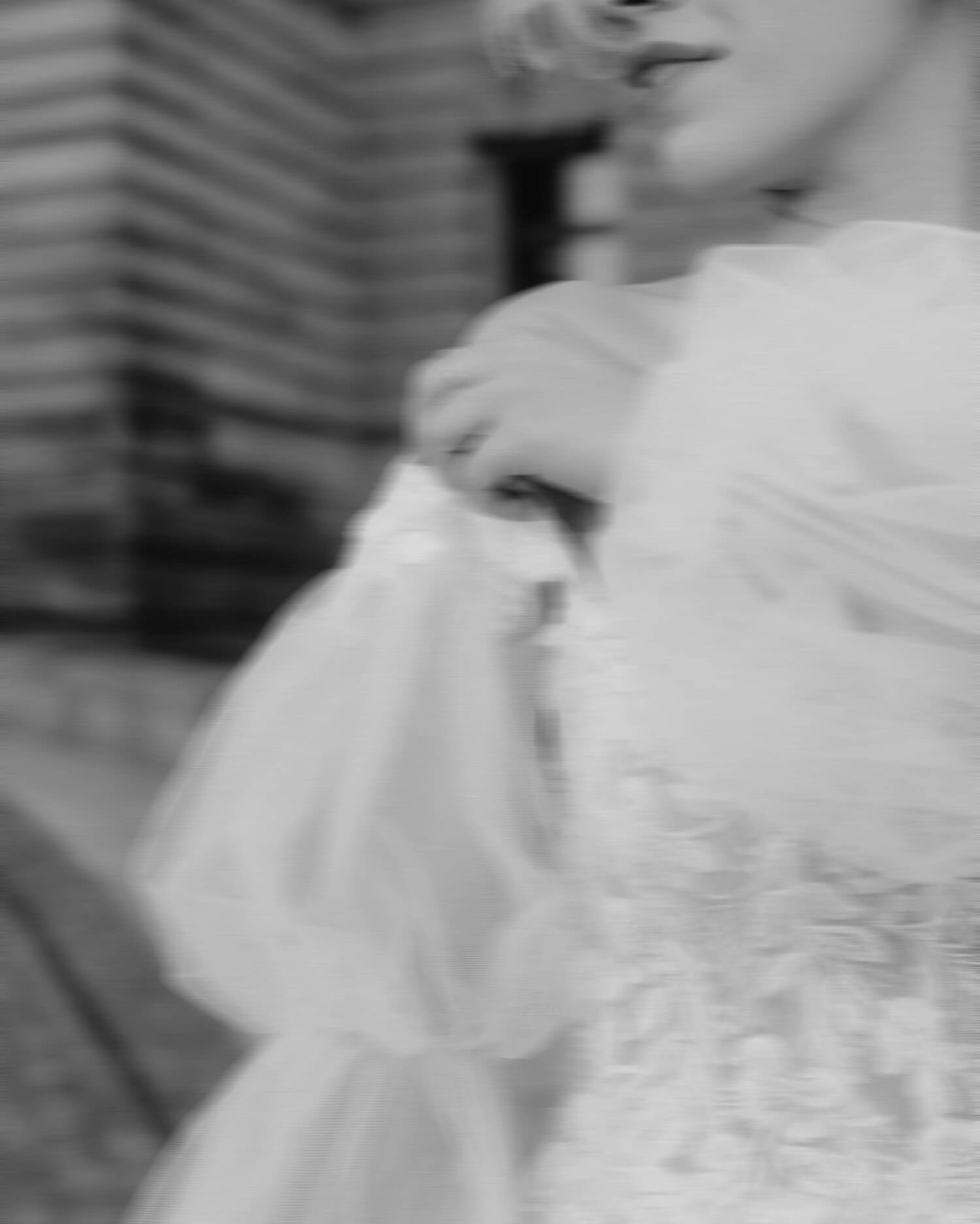 Schwarzweißaufnahme vom Spitzenkleid