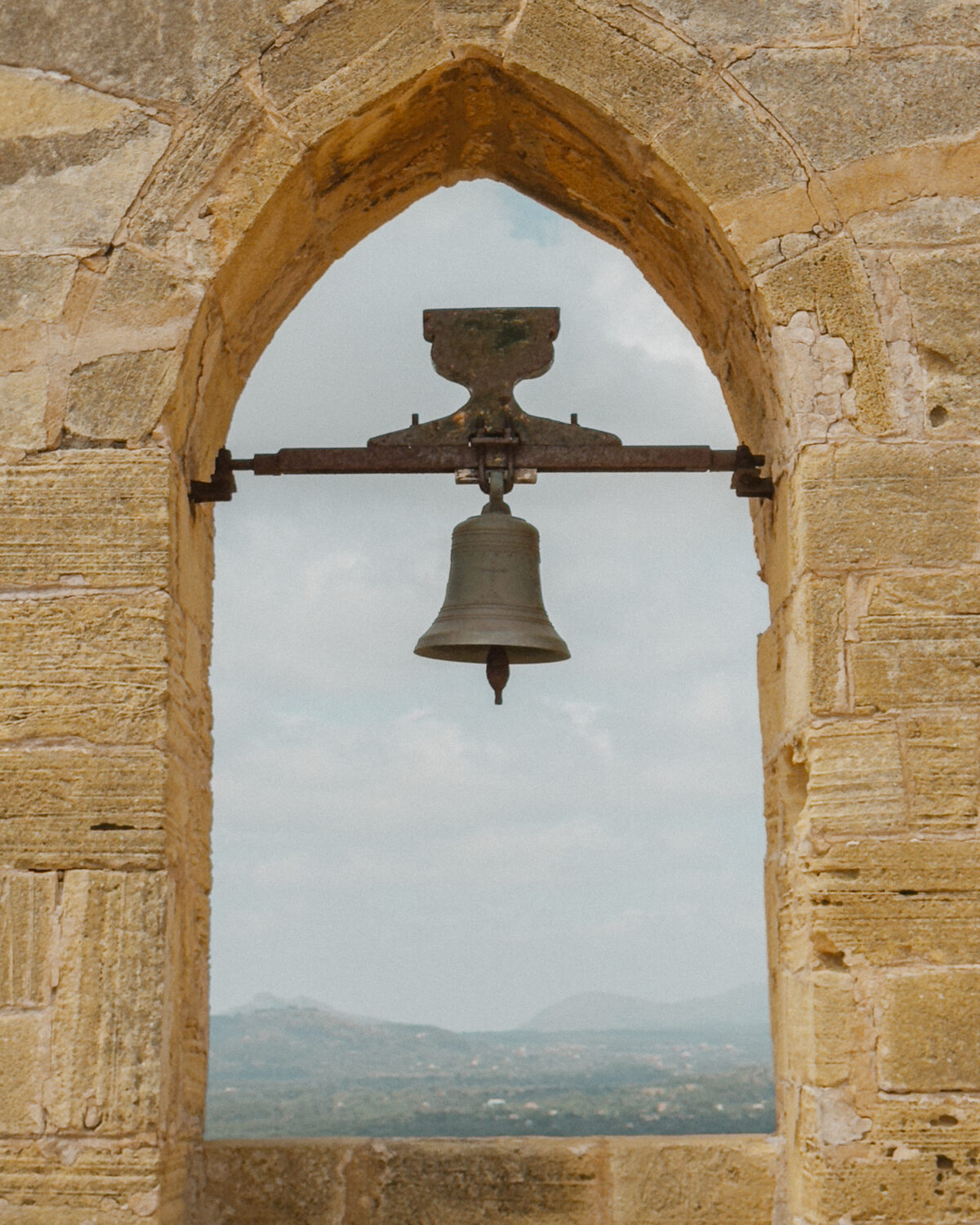 Alte Kirchenglocke mit Blick auf die Landschaft