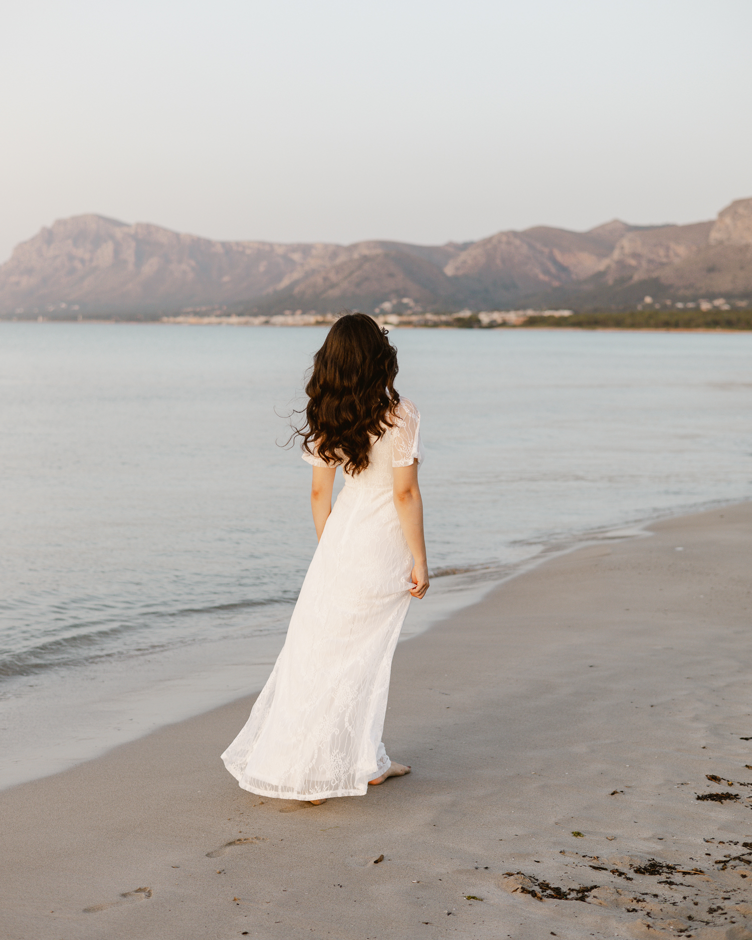 Braut blickt aufs Meer